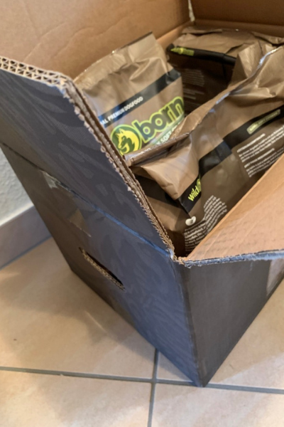 Wildborn Hundefutter verpackt in einem Karton