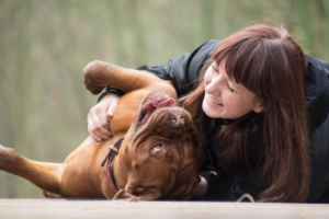 Vorteile Hund: Frau kuschelt mit Hund