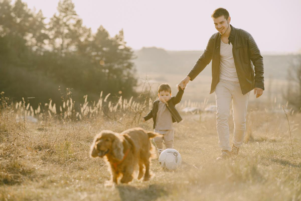 Familienhund: Hund mit Familie auf einer Wiese