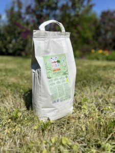 Futtertüte VEGDOG steht auf Rasen