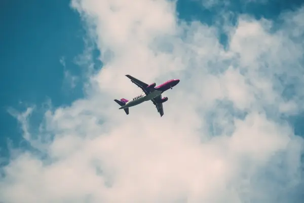 Flugzeug fliegt am Himmel