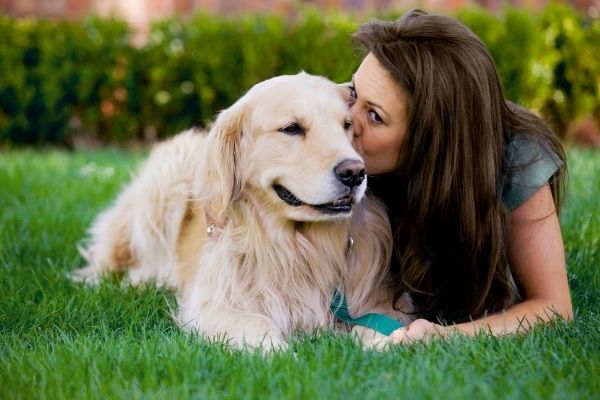 Hund richtig maßregeln: Frau küsst Vierbeiner