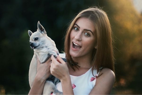 Frau mit Chihuahua im Arm