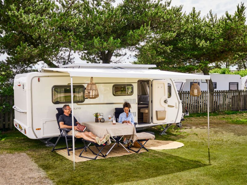 Urlaub mit Hund Dänemark - Wohnmobile mit ausgefahrener Markise auf einem Campingplatz