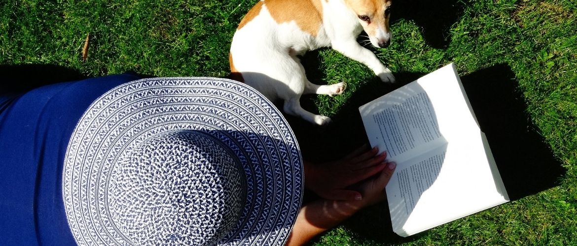 Hundebücher für Kinder: Frau liest ein Buch mit Hund