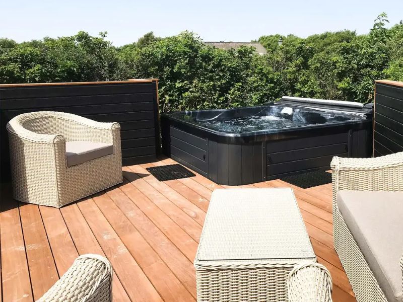 Urlaub mit Hund Dänemark - Eine Terrasse mit Gartenmöbel und einem Jacuzzi