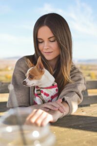 Hund Dating: Junge Frau mit Chihuahua