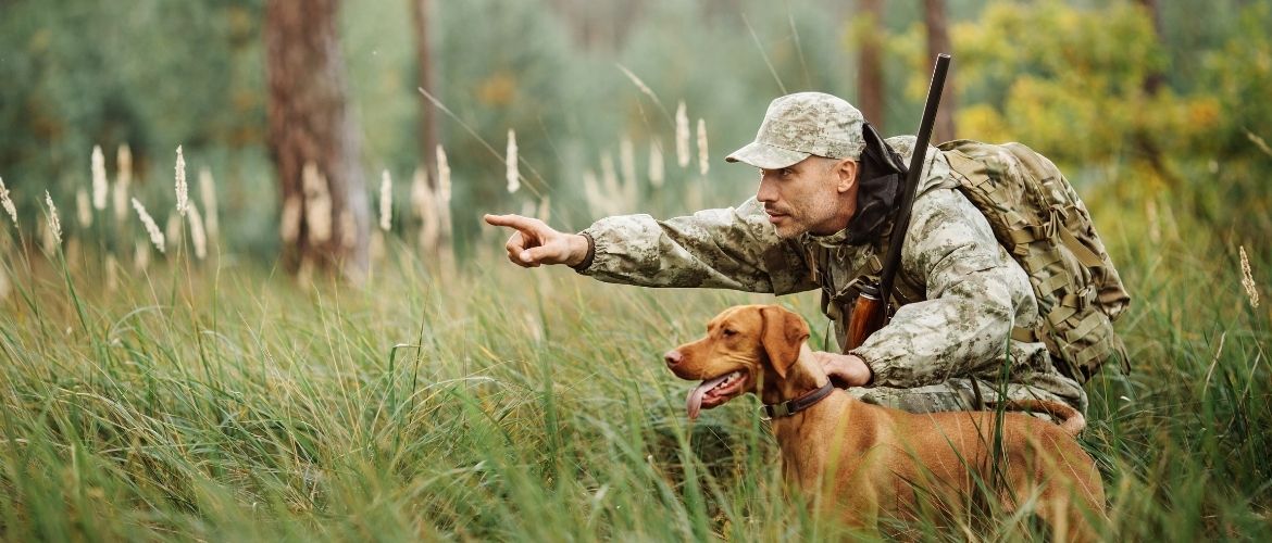 Mann mit Jagdhund